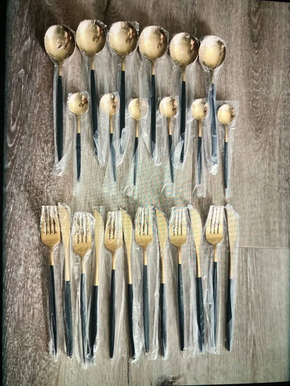 24 Piece Cutlery Set Service Of 6